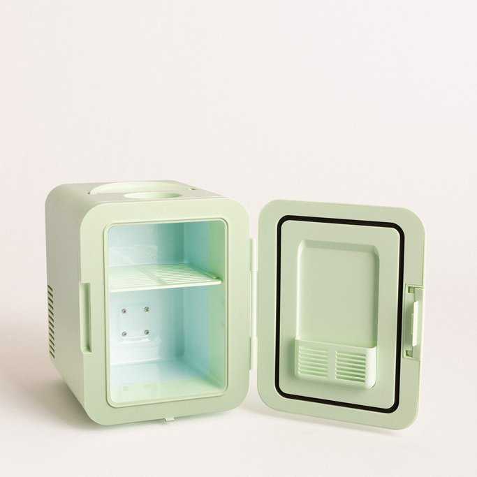 La mini nevera para cosméticos de Create IKOHS es la mejor compra de  belleza del mes